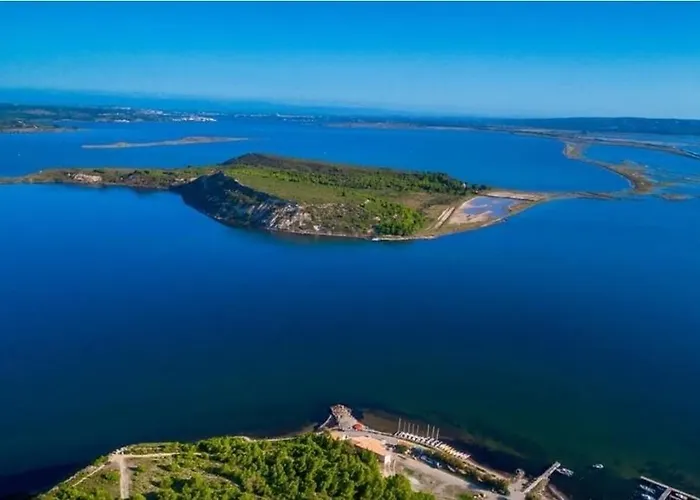Cosy, Proche Du Port, Se Fait à Pied